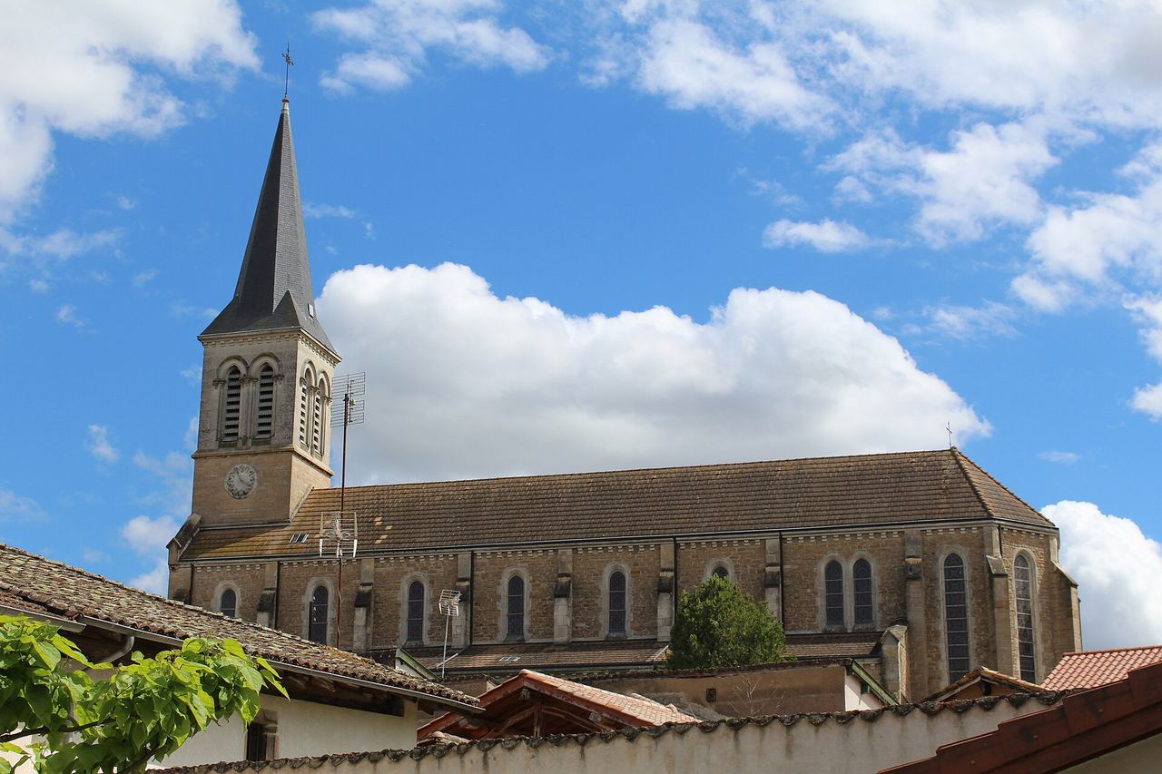 L’église Saint-Vincent de Mogneneins et ses toits de tuiles