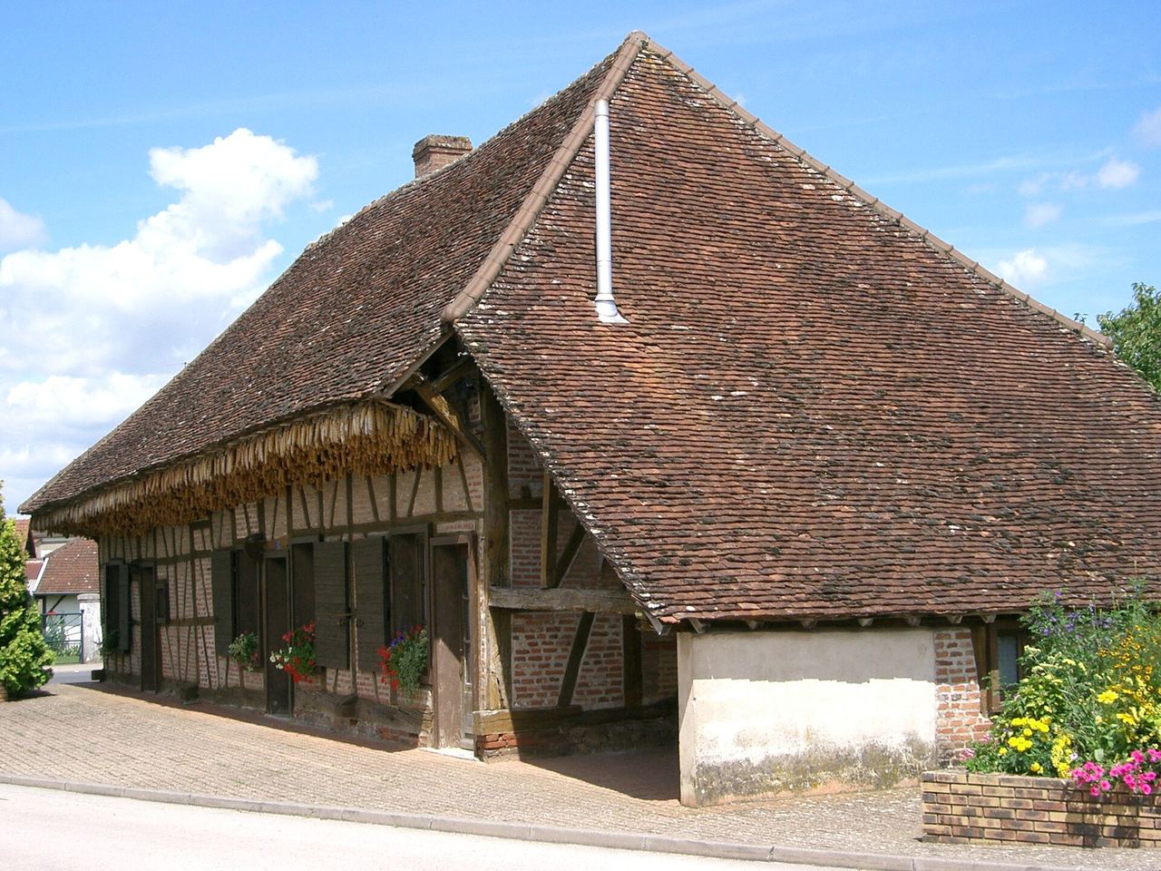 Une ferme bressane restaurée à Saint-Germain-du-Bois, sous son long toit de tuiles