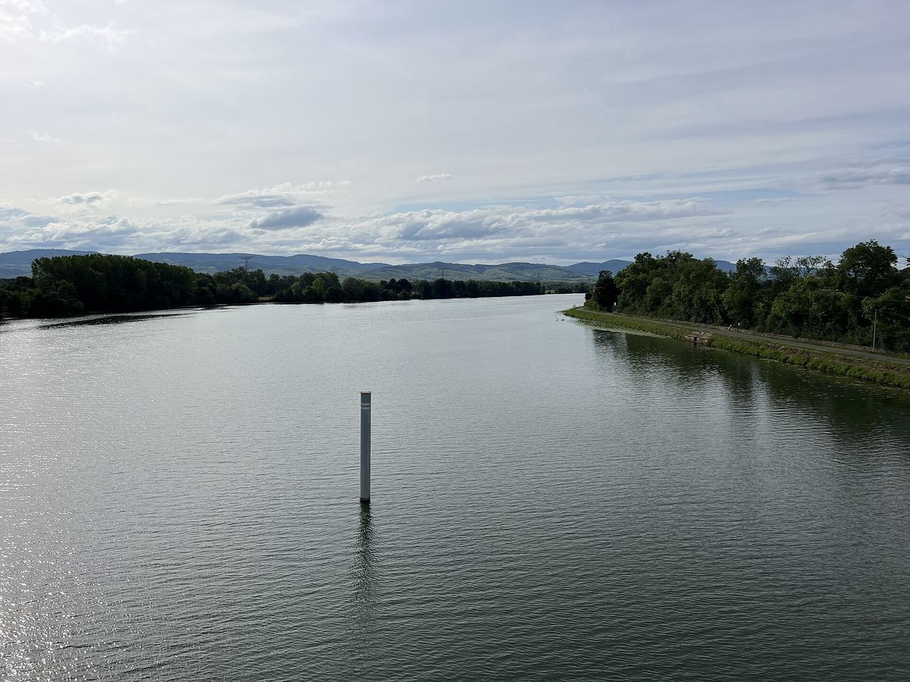 La Saône à Thoissey, bordée d’arbres, des collines à l’horizon